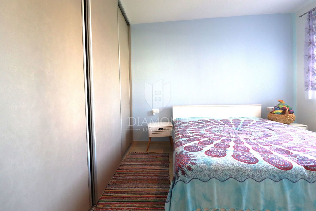 Nuova costruzione! Appartamento trilocale al piano terra con ampio giardino e parcheggio. A 1 km dal mare, nel centro del paese.