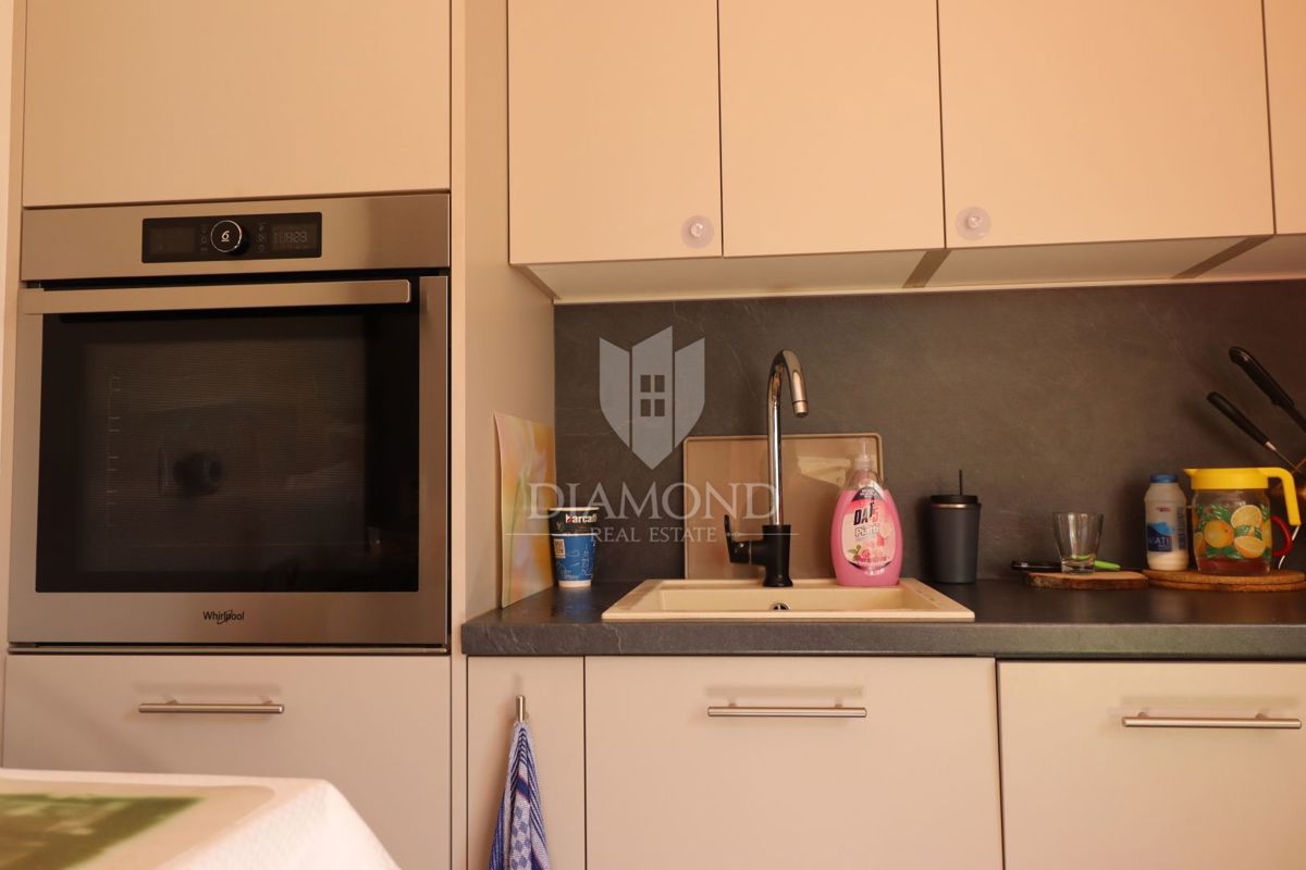 Nuova costruzione! Appartamento trilocale al piano terra con ampio giardino e parcheggio. A 1 km dal mare, nel centro del paese.