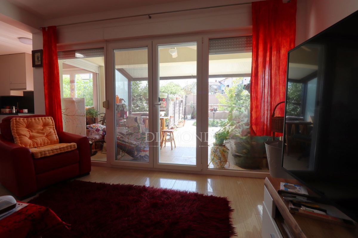 Nuova costruzione! Appartamento trilocale al piano terra con ampio giardino e parcheggio. A 1 km dal mare, nel centro del paese.