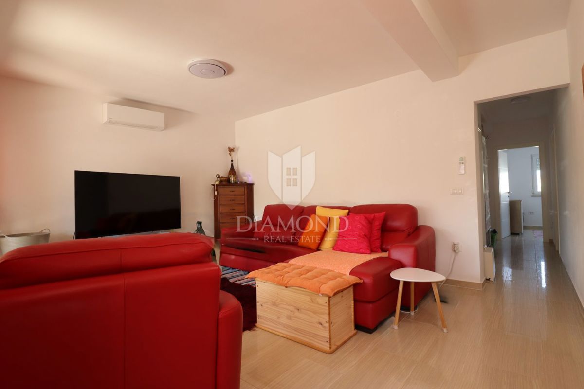 Nuova costruzione! Appartamento trilocale al piano terra con ampio giardino e parcheggio. A 1 km dal mare, nel centro del paese.