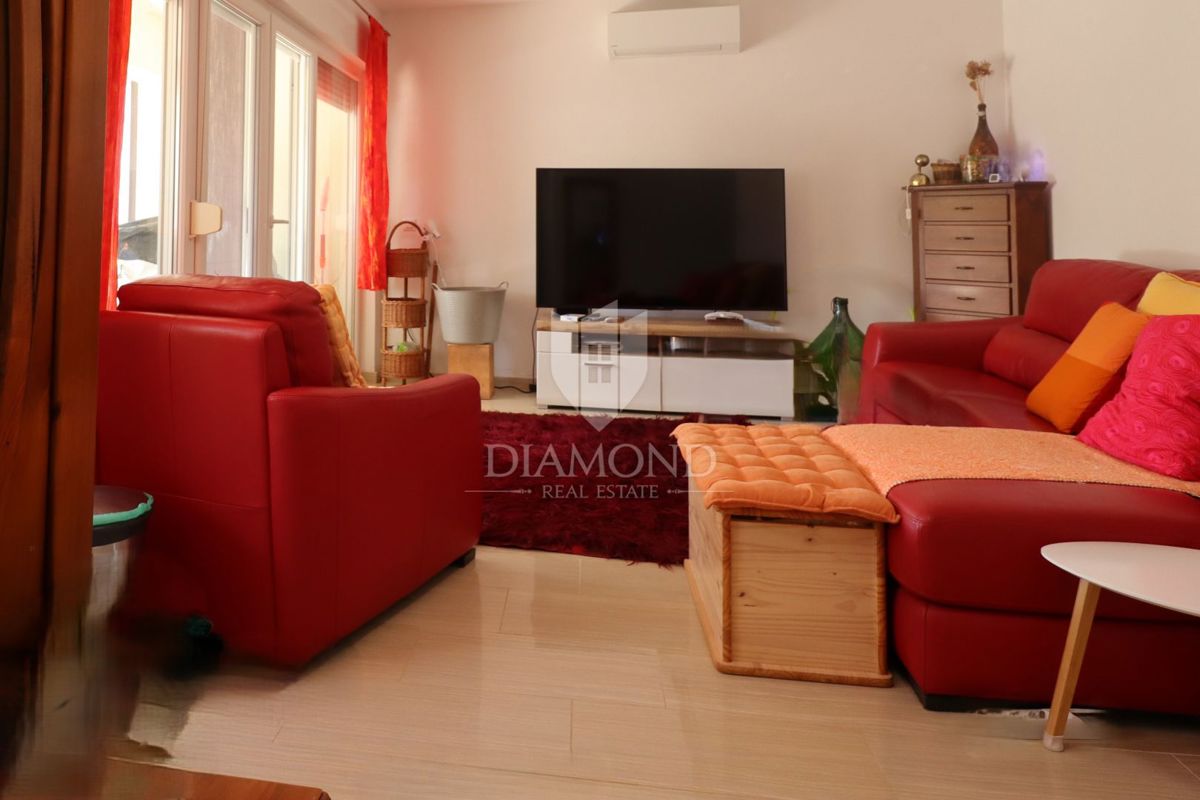 Nuova costruzione! Appartamento trilocale al piano terra con ampio giardino e parcheggio. A 1 km dal mare, nel centro del paese.