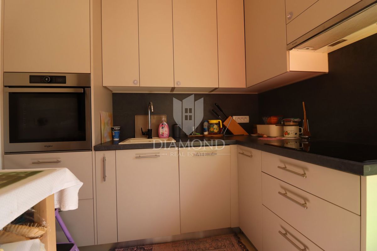 Nuova costruzione! Appartamento trilocale al piano terra con ampio giardino e parcheggio. A 1 km dal mare, nel centro del paese.