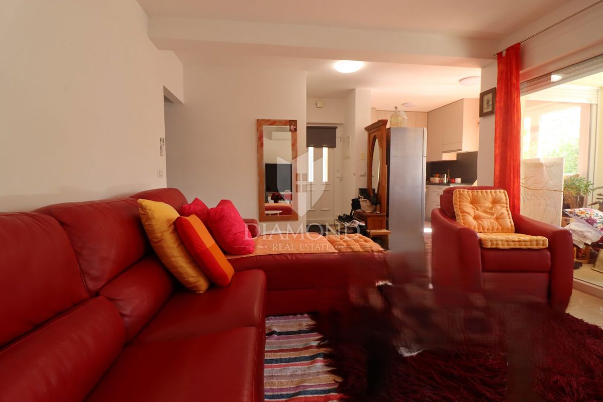 Nuova costruzione! Appartamento trilocale al piano terra con ampio giardino e parcheggio. A 1 km dal mare, nel centro del paese.