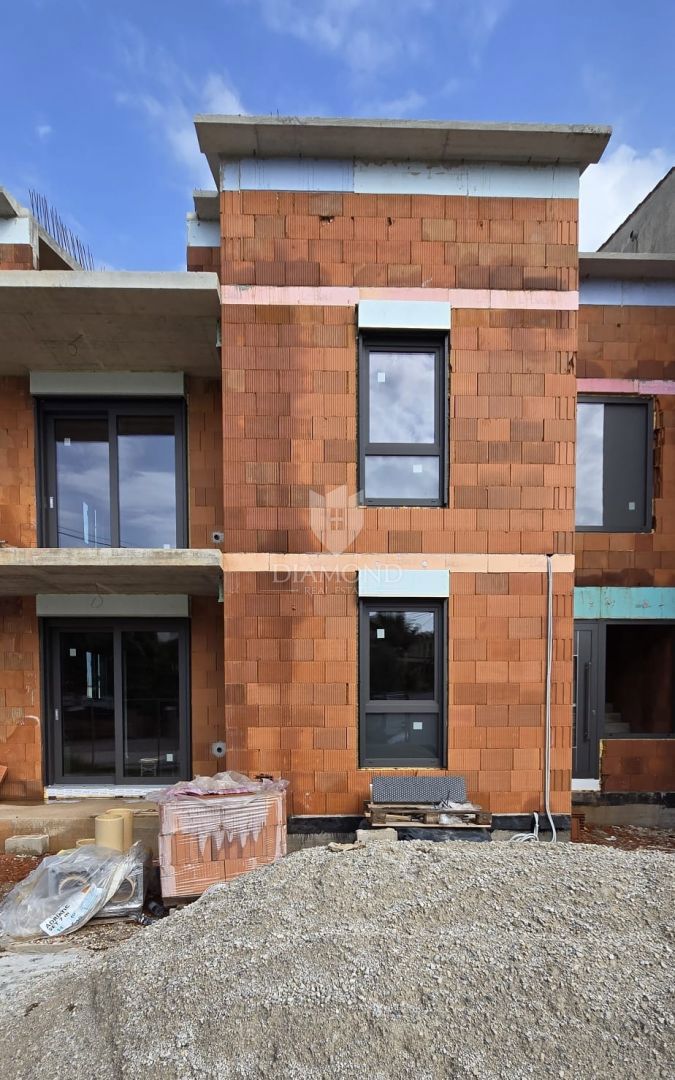 Parenzo, dintorni, spazioso ATTICO a 800 m dal mare!