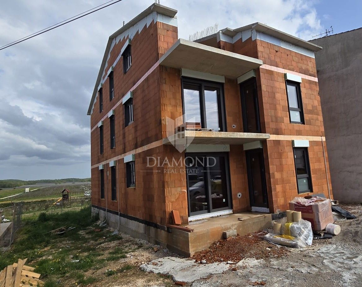 Parenzo, dintorni, spazioso ATTICO a 800 m dal mare!