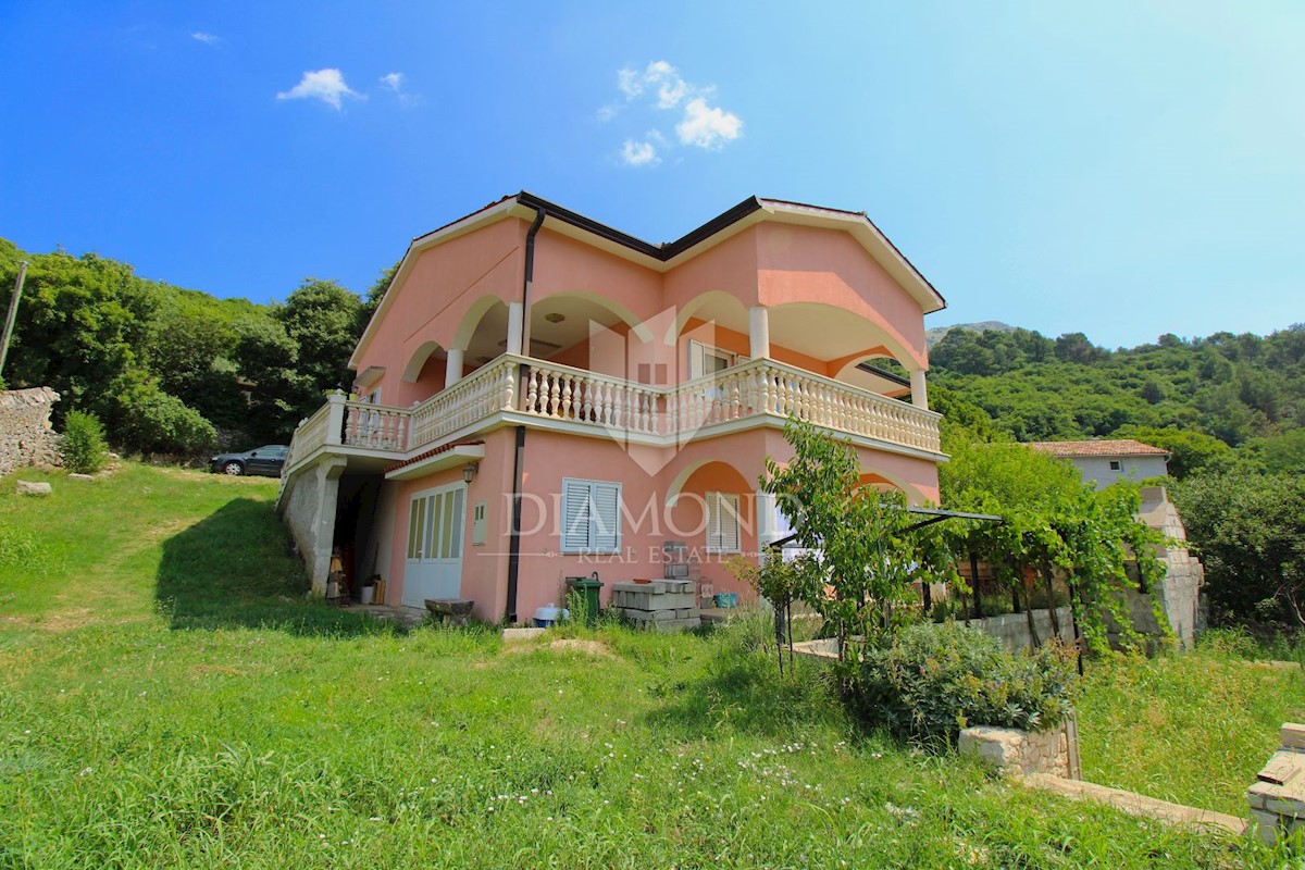 Plomin, casa a due piani con bella vista