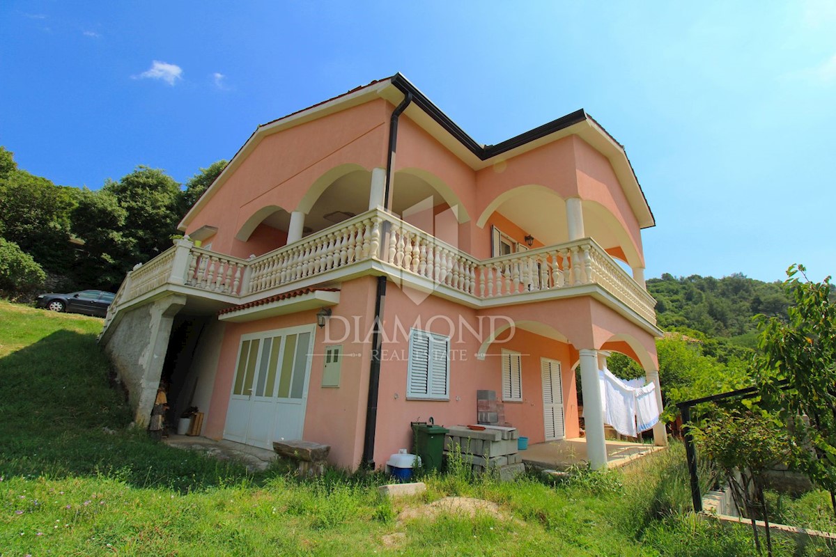 Plomin, casa a due piani con bella vista