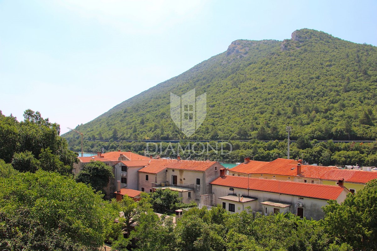 Plomin, casa a due piani con bella vista