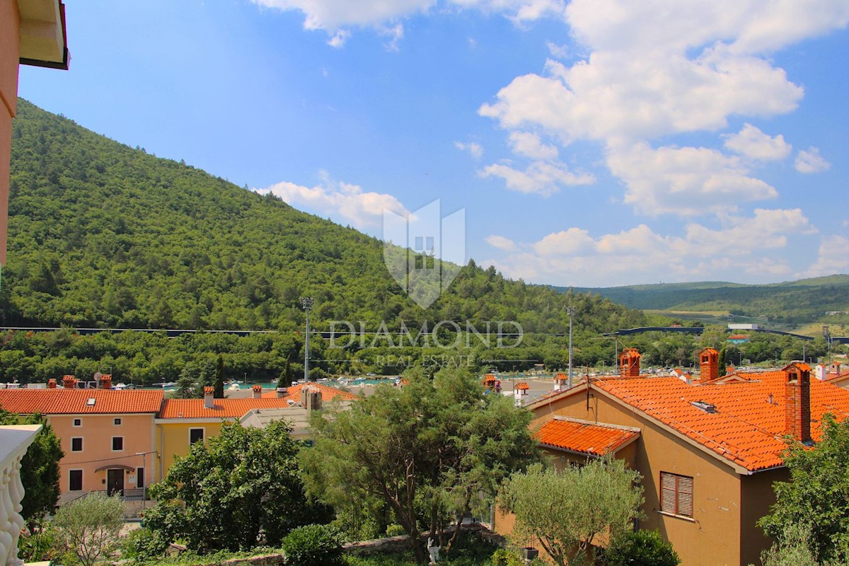 Plomin, casa a due piani con bella vista