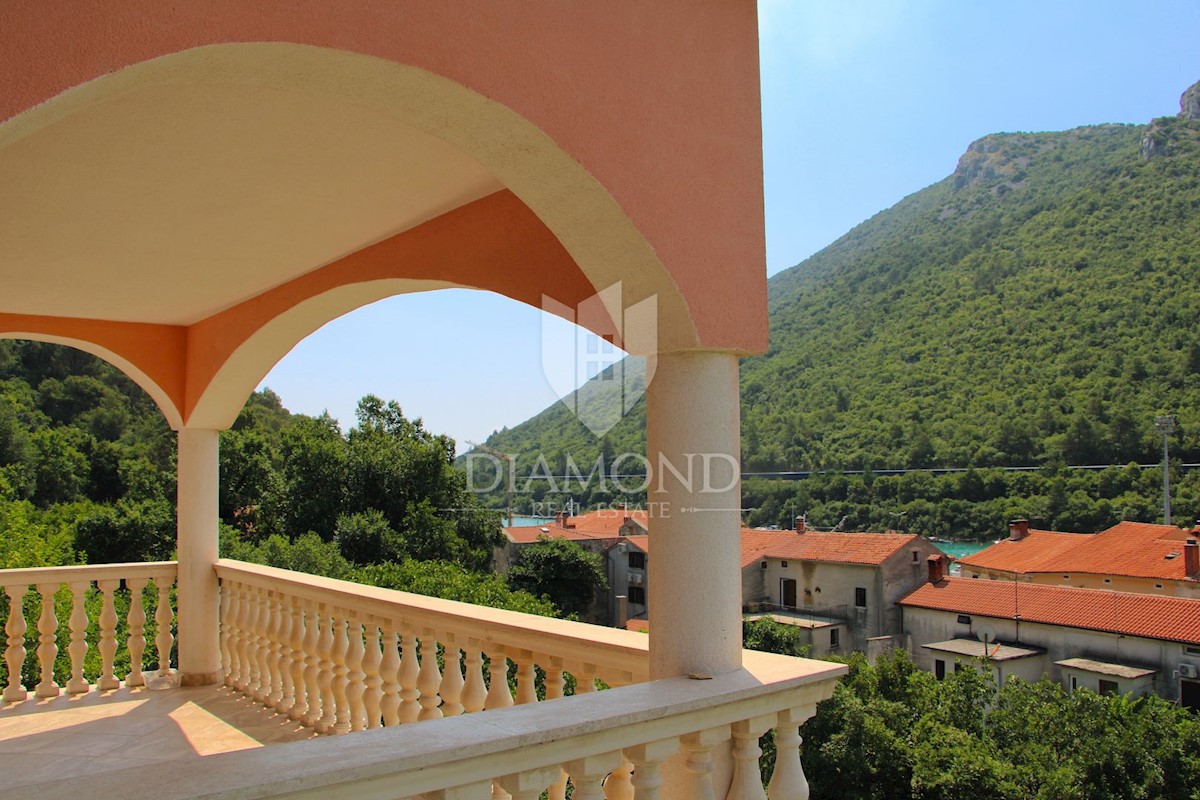 Plomin, casa a due piani con bella vista