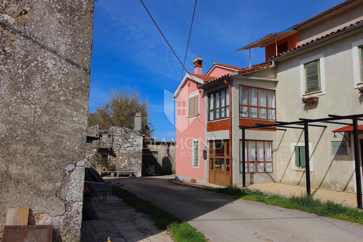 Labin, dintorni, casa con giardino e garage