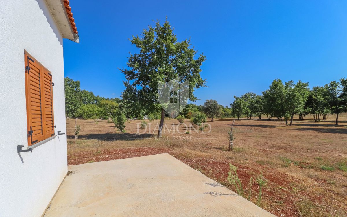 Rovigno, dintorni, casa con terreno spazioso