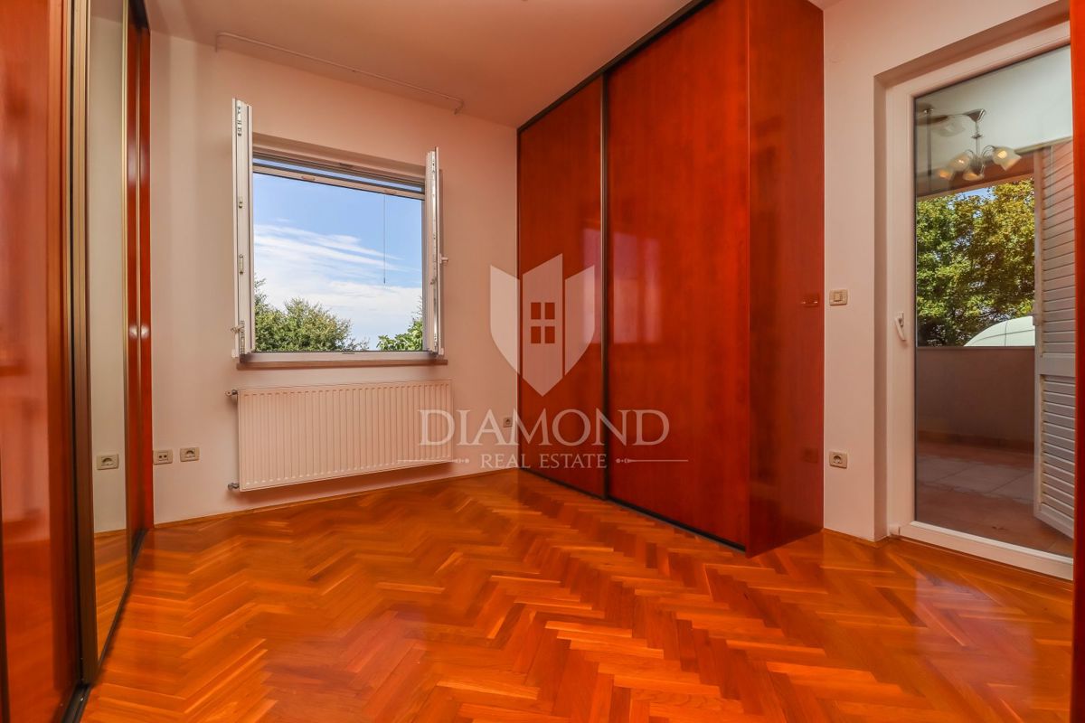 Rovigno, dintorni, casa con piscina e vista mare