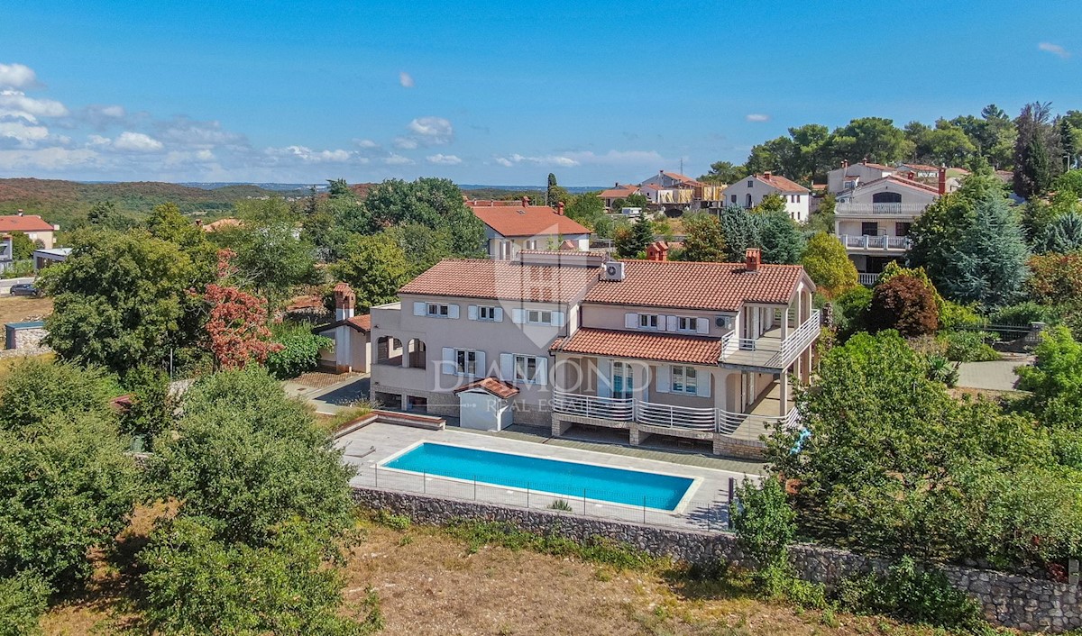 Rovigno, dintorni, casa con piscina e vista mare