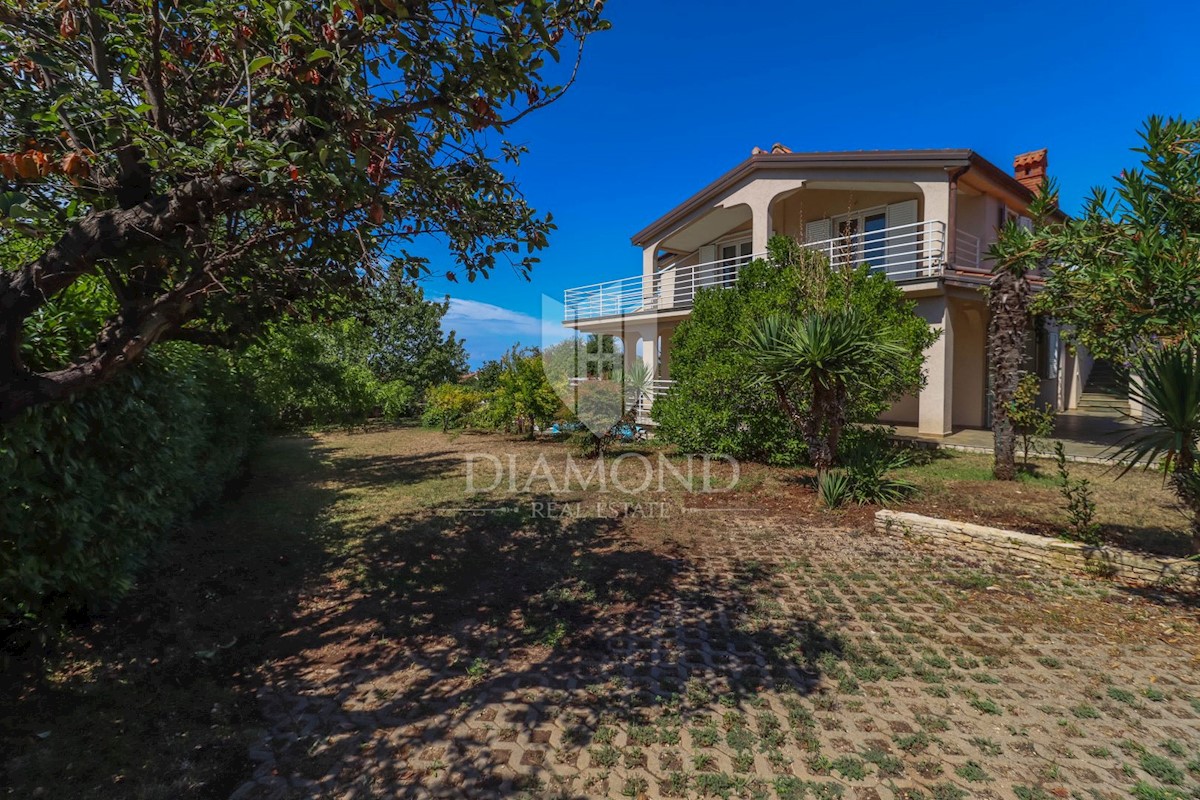 Rovigno, dintorni, casa con piscina e vista mare