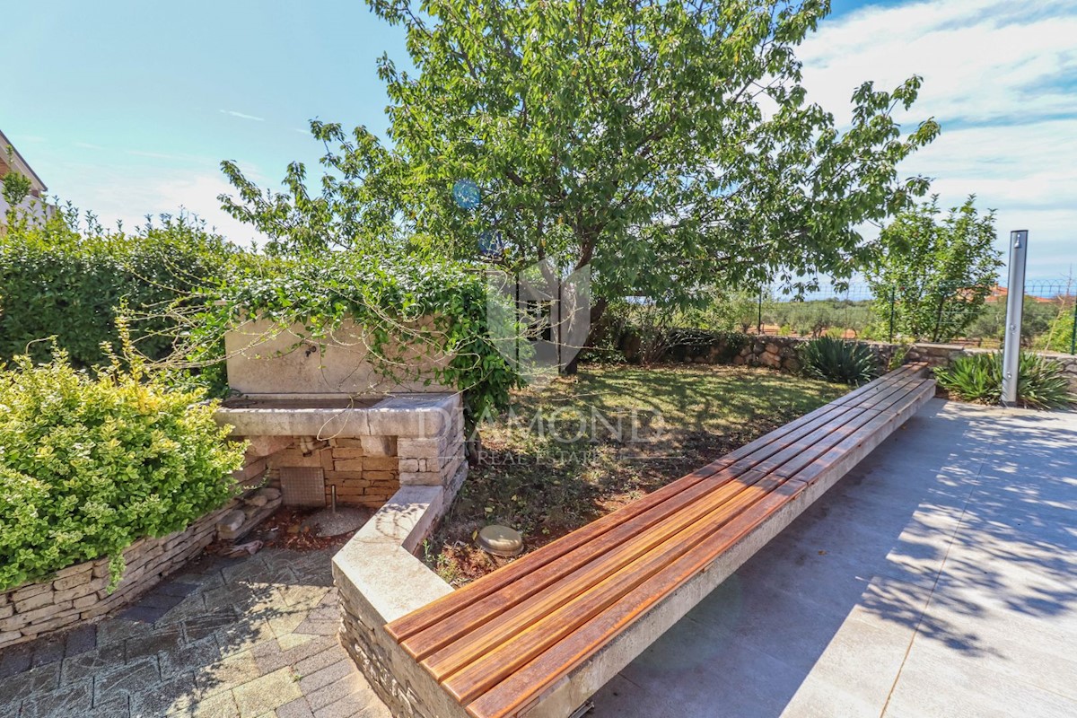 Rovigno, dintorni, casa con piscina e vista mare