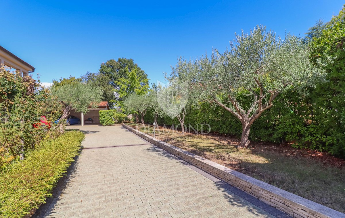 Rovigno, dintorni, casa con piscina e vista mare