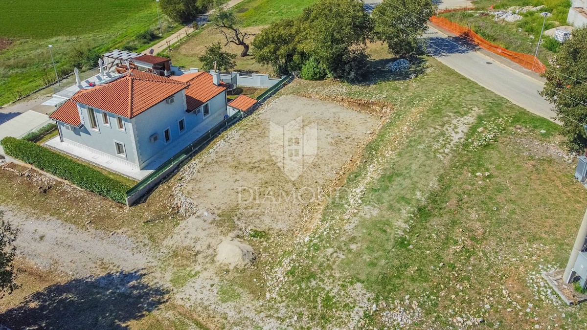 Cittanova, dintorni! Una casa con piscina e due appezzamenti di terreno con progetti!