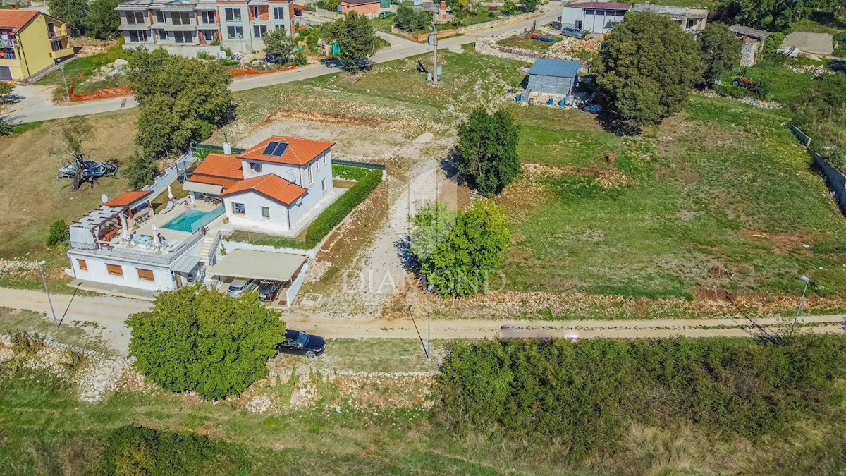 Cittanova, dintorni! Una casa con piscina e due appezzamenti di terreno con progetti!