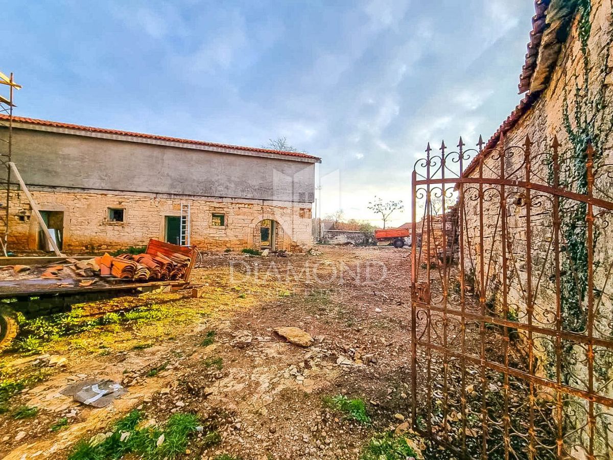 Parenzo, dintorni, bellissima proprietà da ristrutturare!