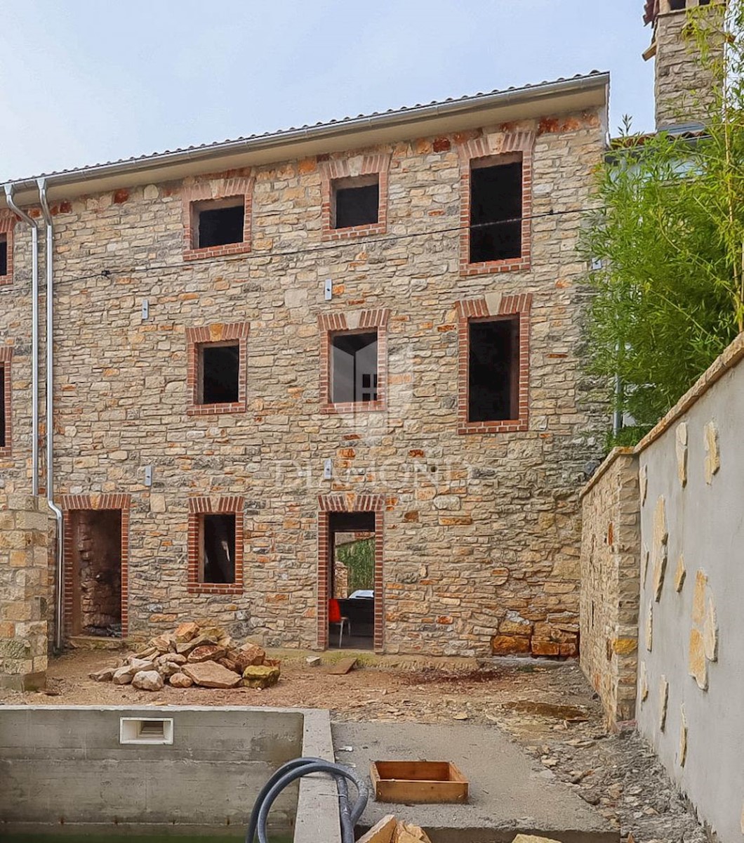 Svetvinčenat, dintorni, casa in pietra con piscina