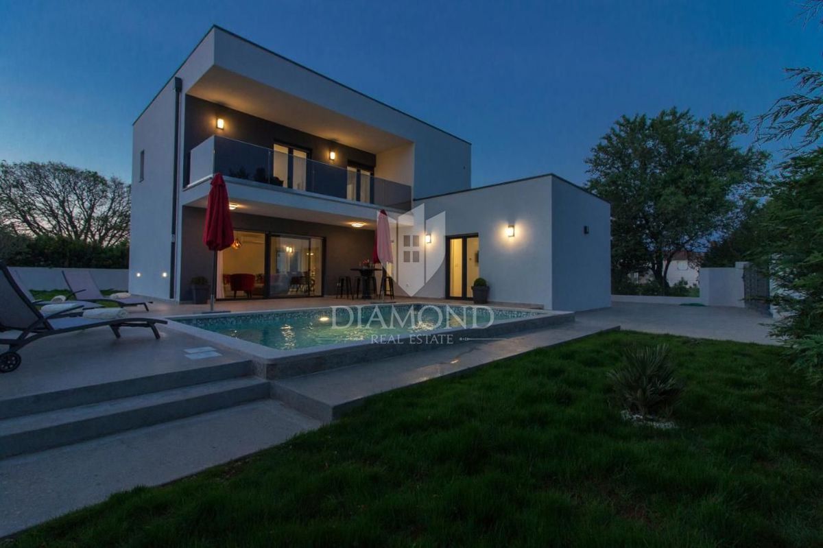 Pola, dintorni, bella casa dal design moderno