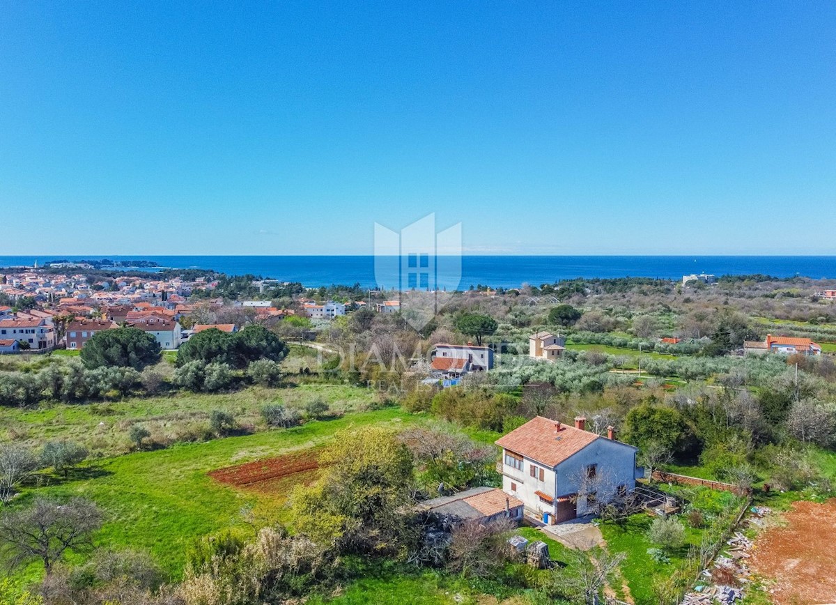 Parenzo, terra attraente con vista sul mare!