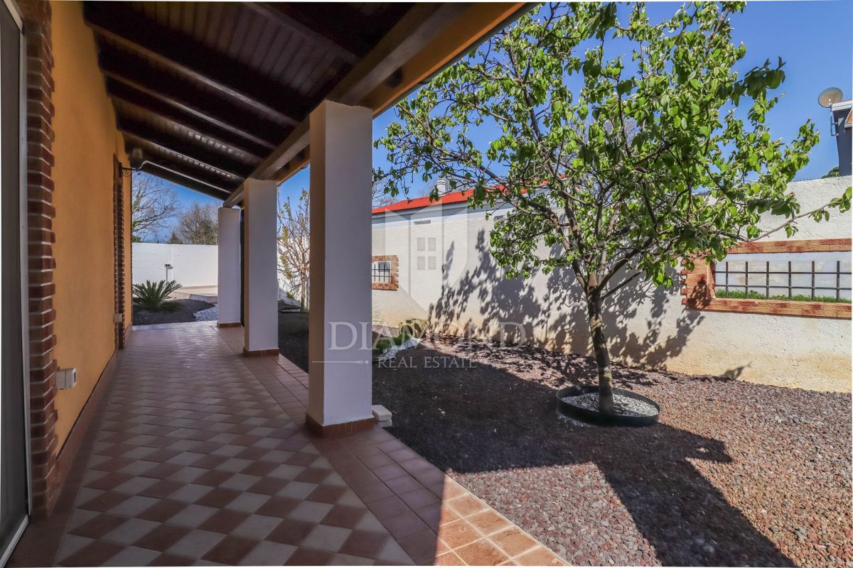 Medulin, dintorni, casa con un bel giardino vicino al mare