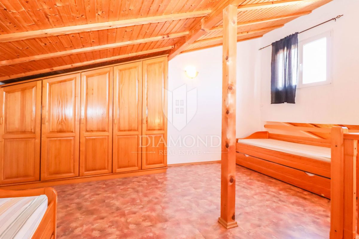 Medulin, dintorni, casa con un bel giardino vicino al mare