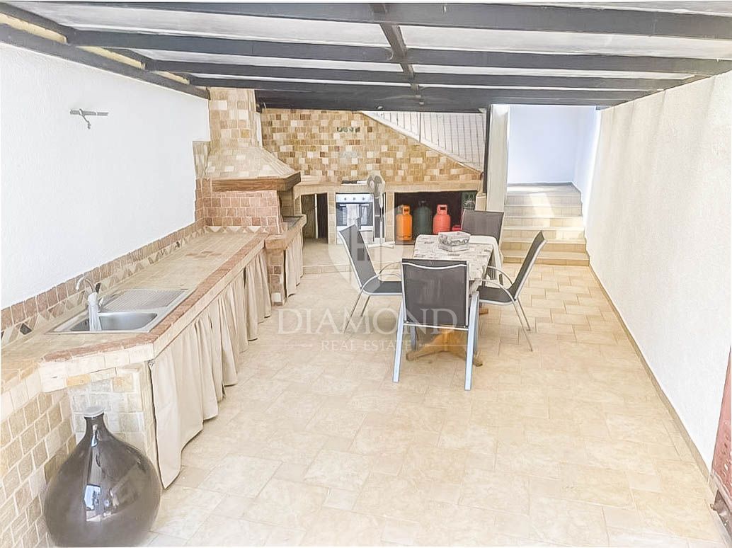 Medulin, dintorni, casa con un bel giardino vicino al mare