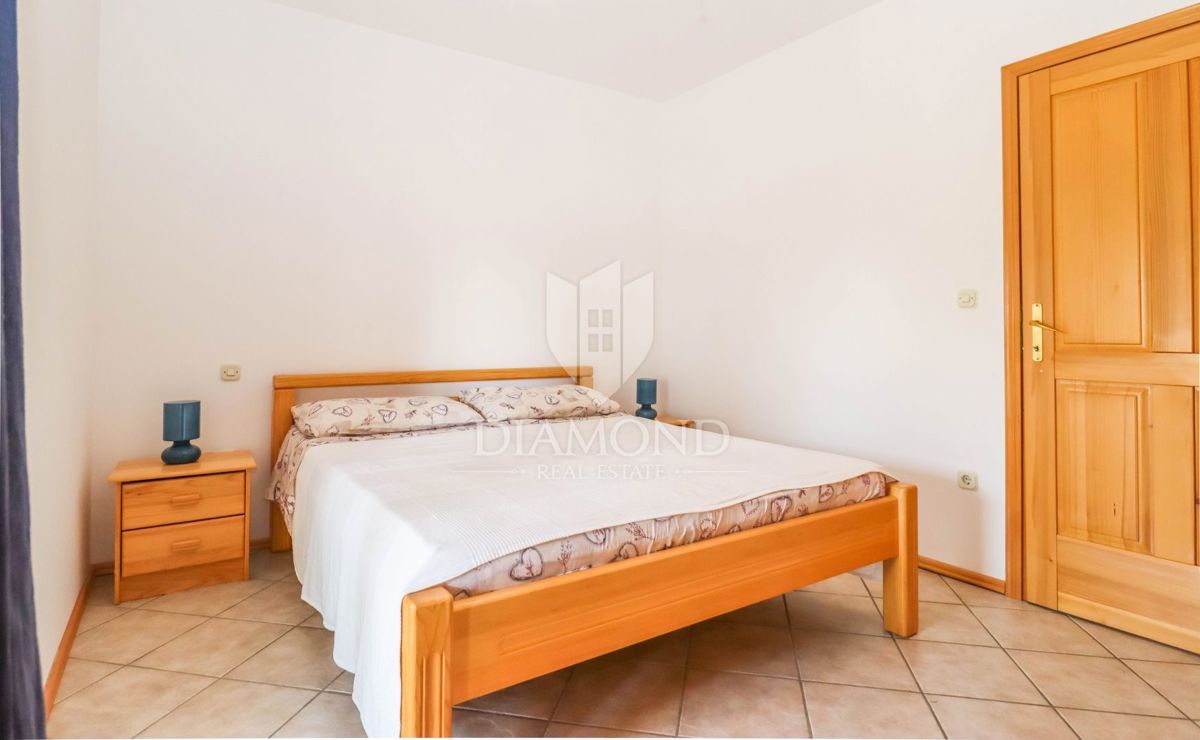 Medulin, dintorni, casa con un bel giardino vicino al mare