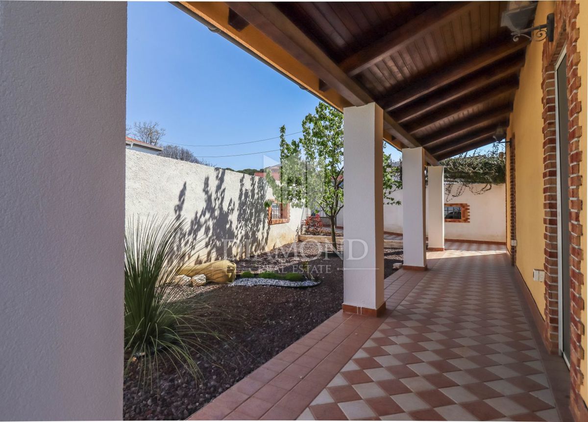 Medulin, dintorni, casa con un bel giardino vicino al mare