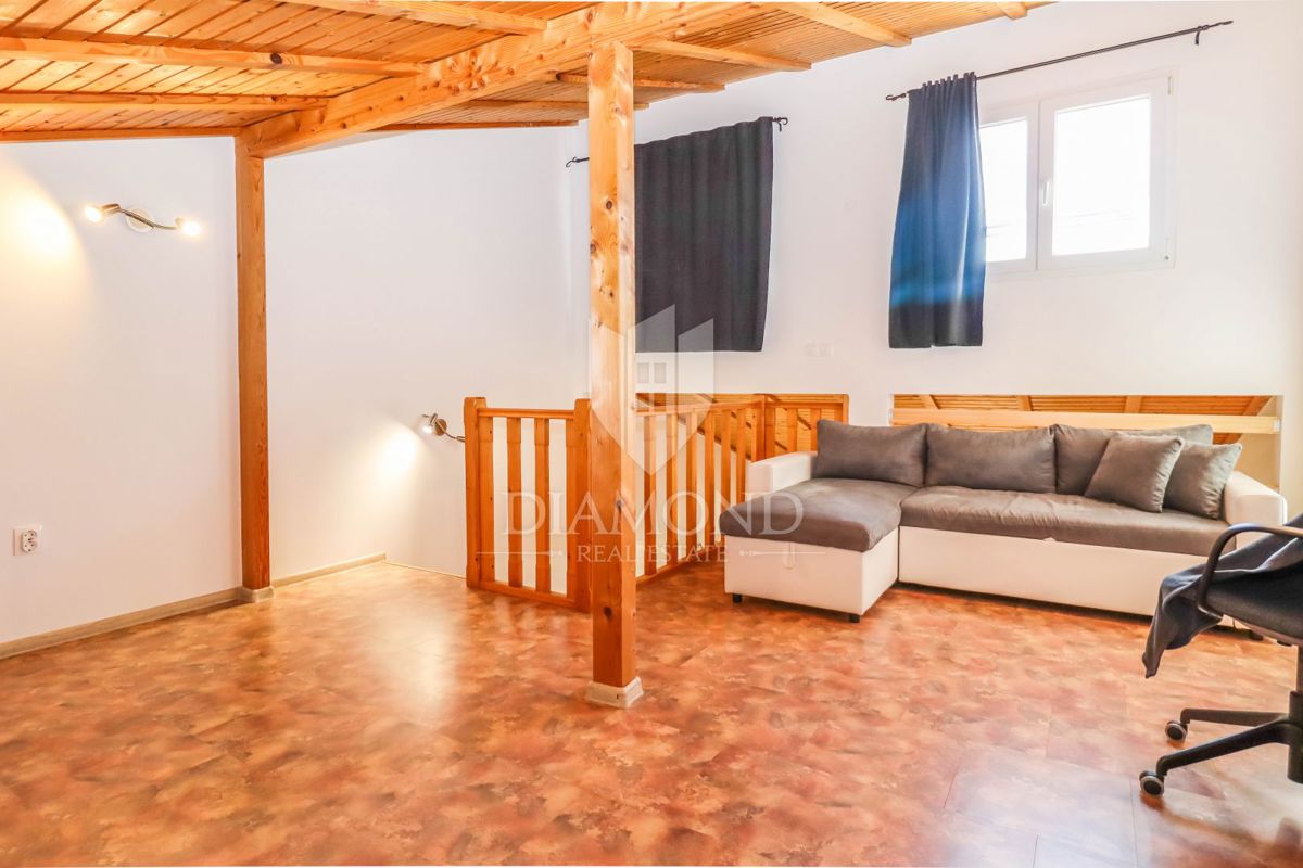 Medulin, dintorni, casa con un bel giardino vicino al mare