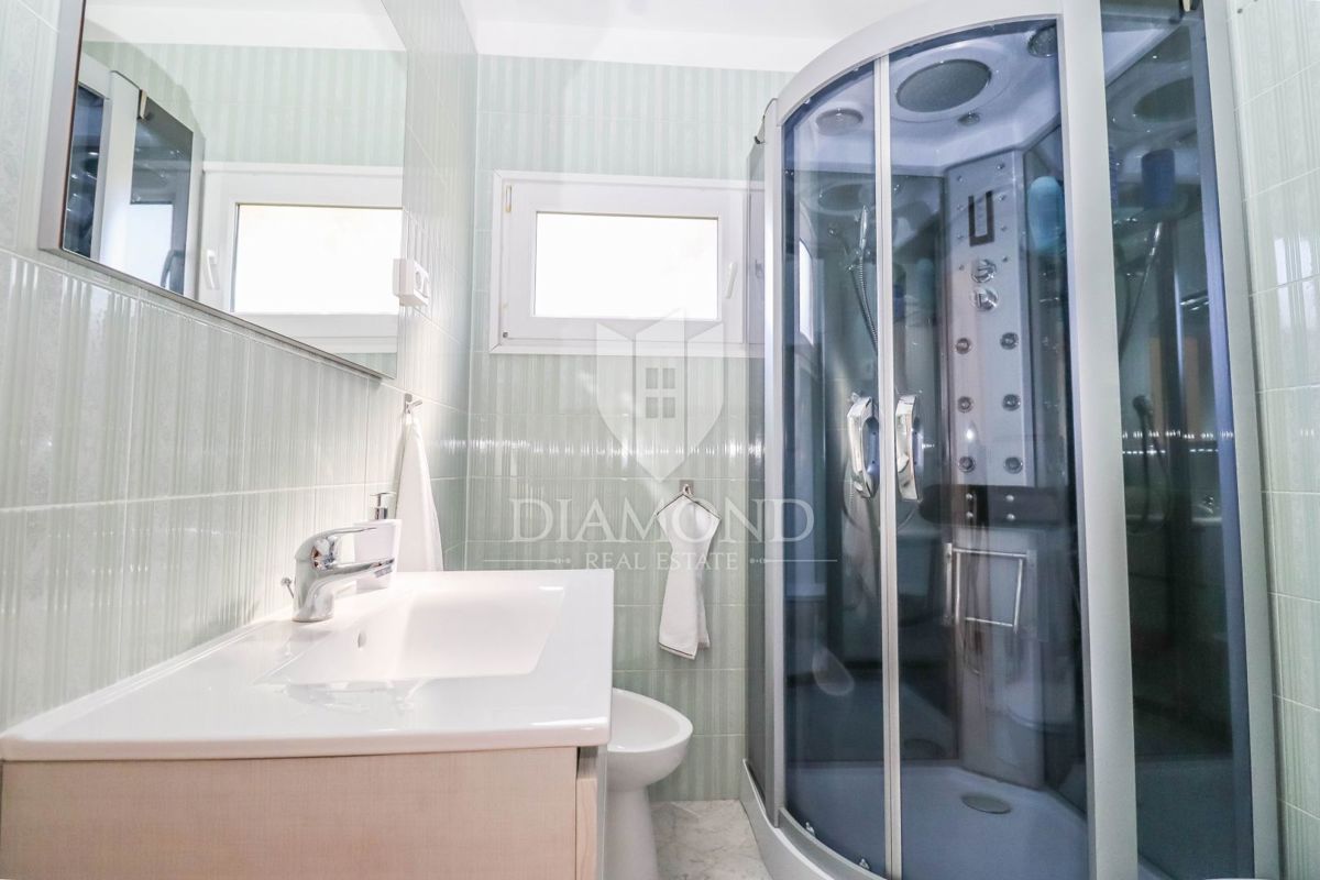Medulin, dintorni, casa con un bel giardino vicino al mare