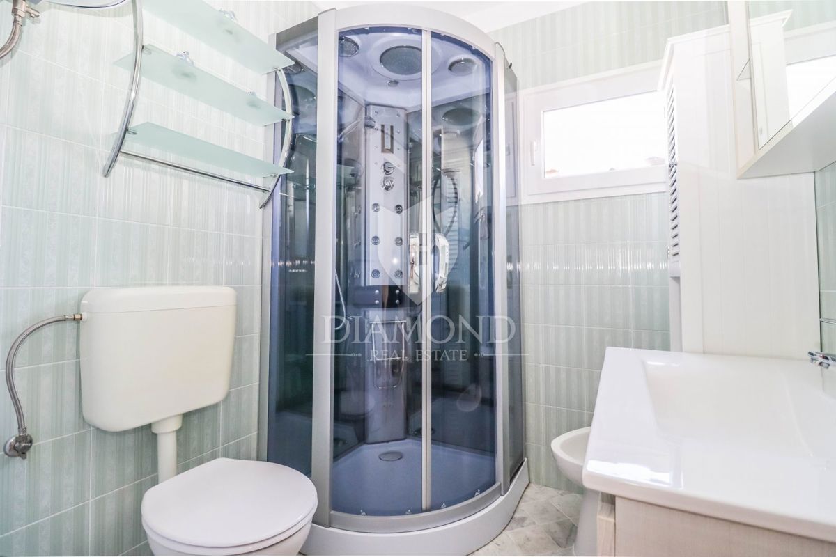 Medulin, dintorni, casa con un bel giardino vicino al mare