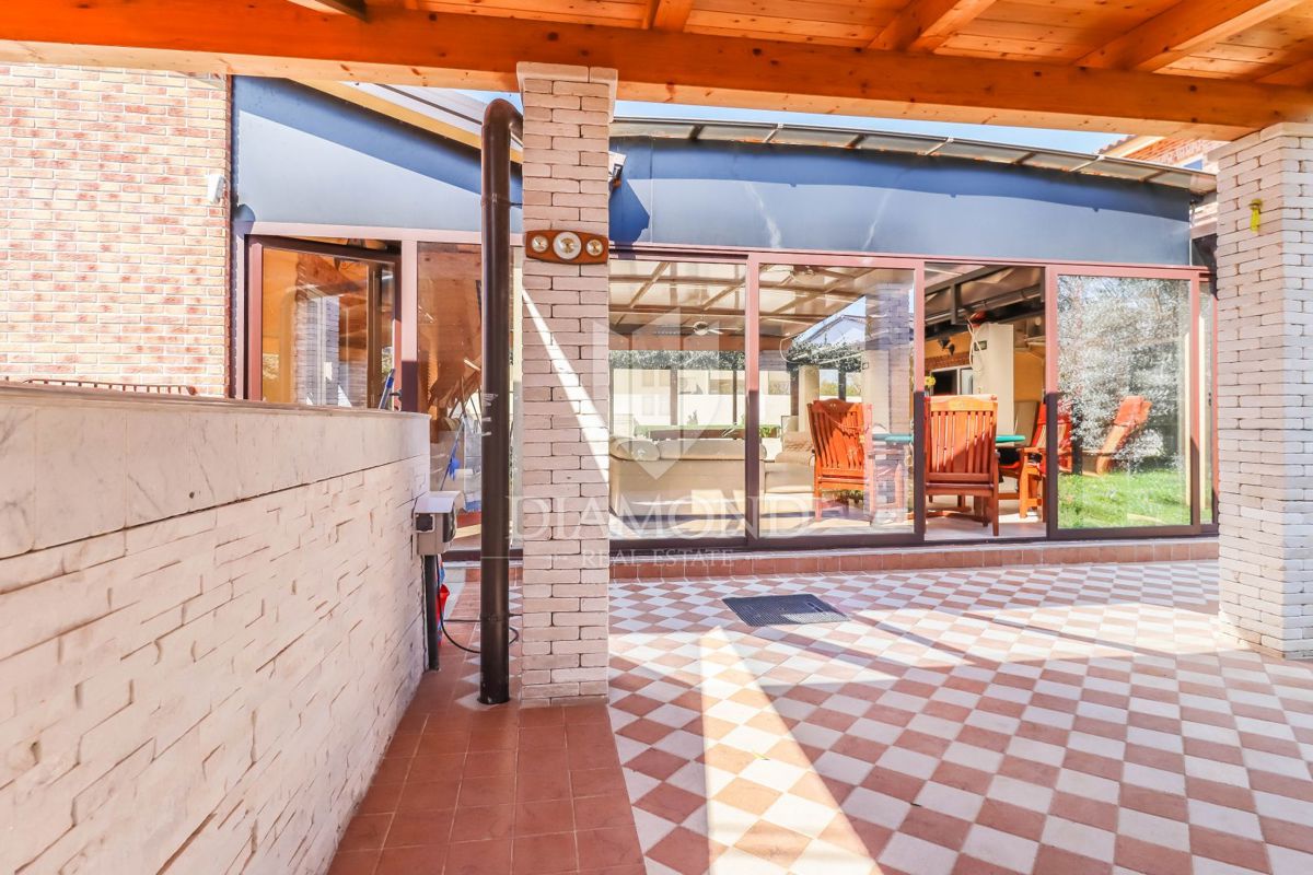 Medulin, dintorni, casa con un bel giardino vicino al mare