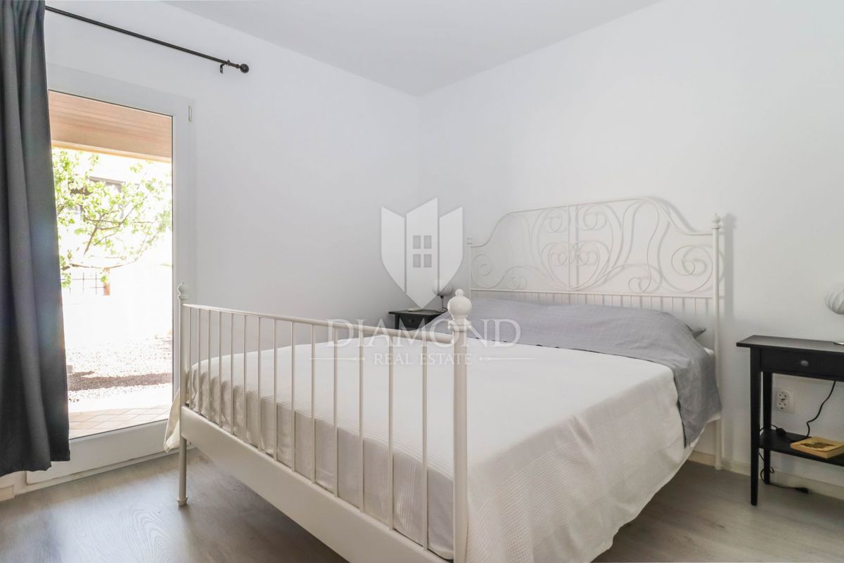 Medulin, dintorni, casa con un bel giardino vicino al mare