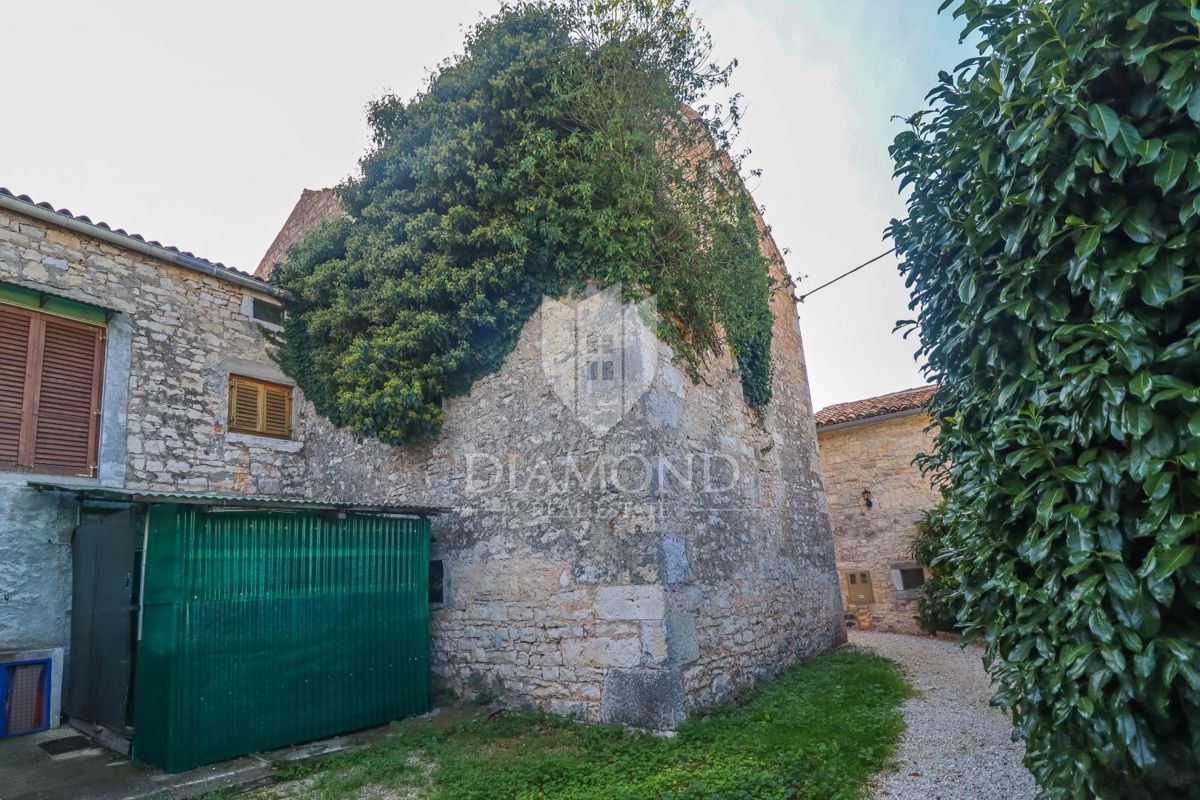 Parenzo, dintorni, casa in pietra d'Istria da ristrutturare completamente!