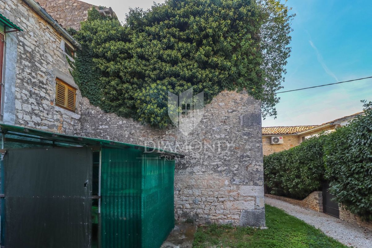Parenzo, dintorni, casa in pietra d'Istria da ristrutturare completamente!