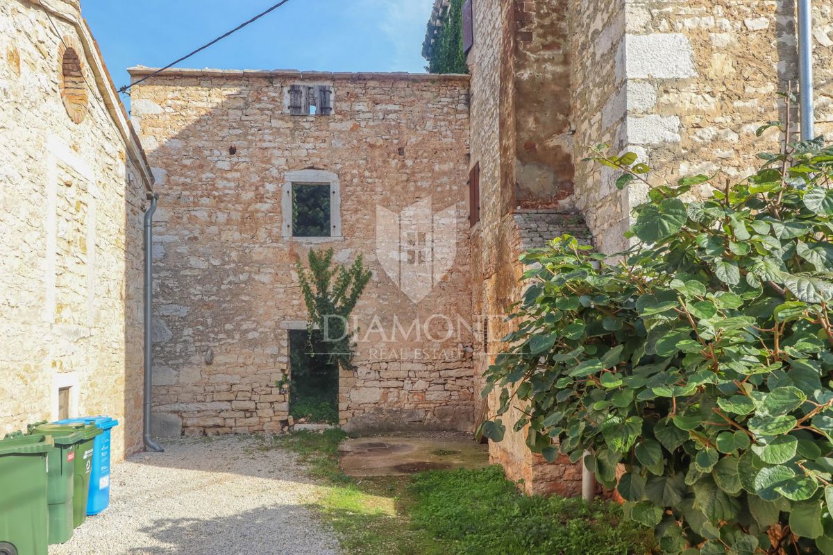Parenzo, dintorni, casa in pietra d'Istria da ristrutturare completamente!