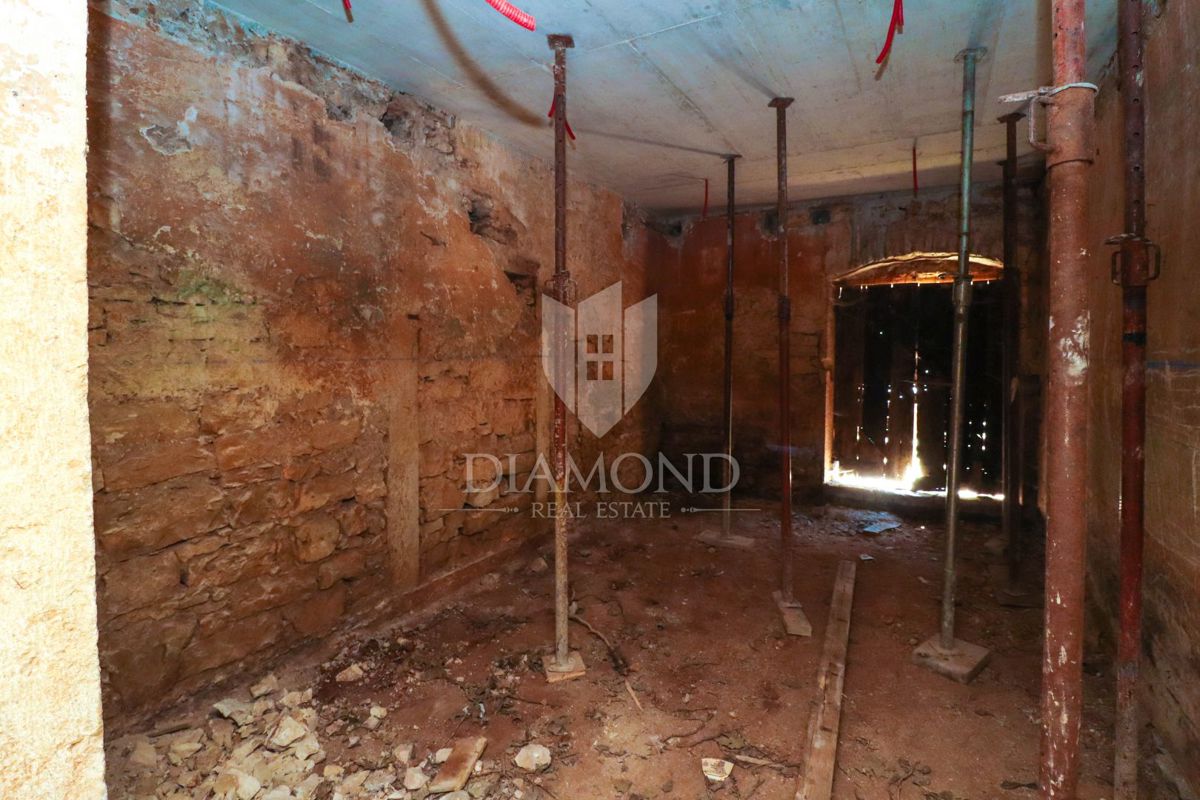 Parenzo, dintorni, casa in pietra d'Istria da ristrutturare completamente!