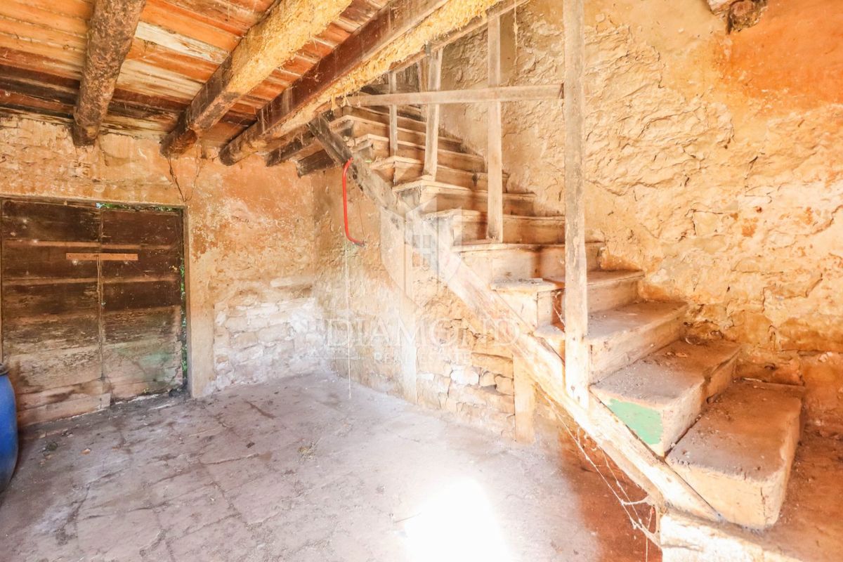 Parenzo, dintorni, casa in pietra d'Istria da ristrutturare completamente!