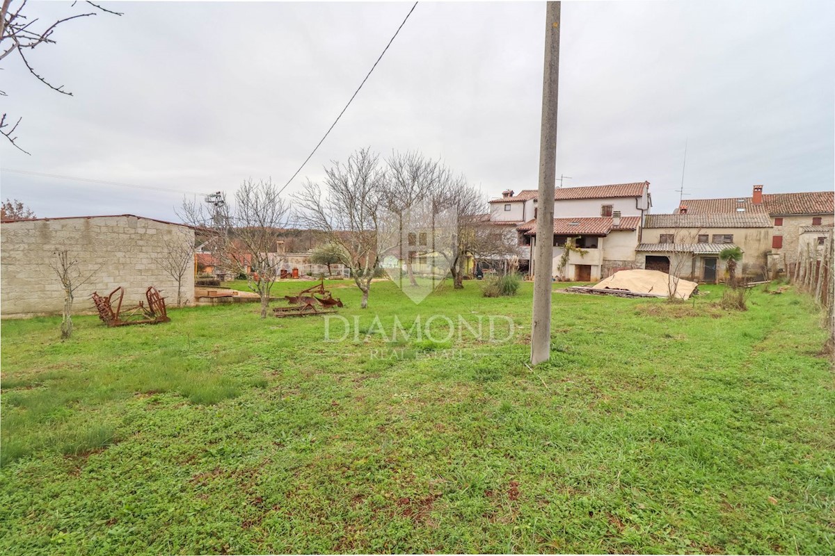 Parenzo, dintorni, casa con ampio terreno edificabile!