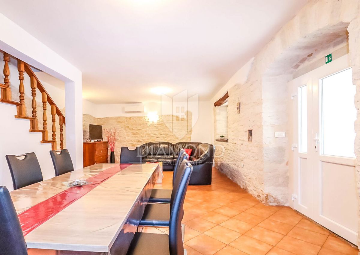 Žminj, casa in pietra con piscina e ampio giardino