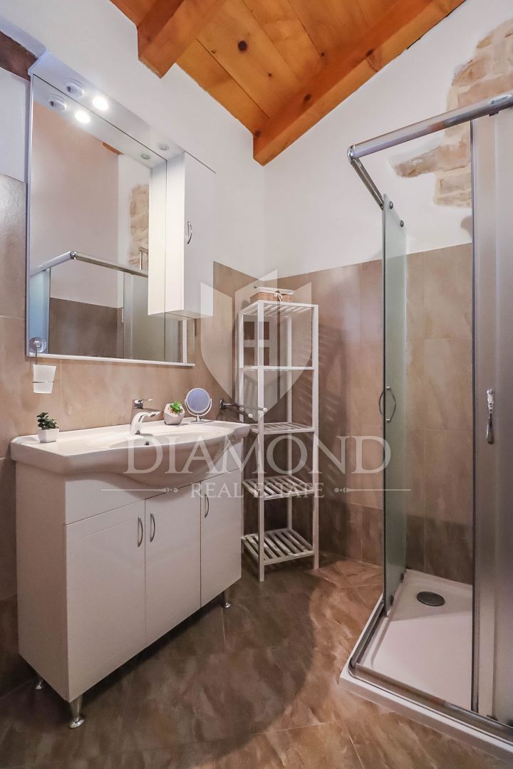 Žminj, casa in pietra con piscina e ampio giardino