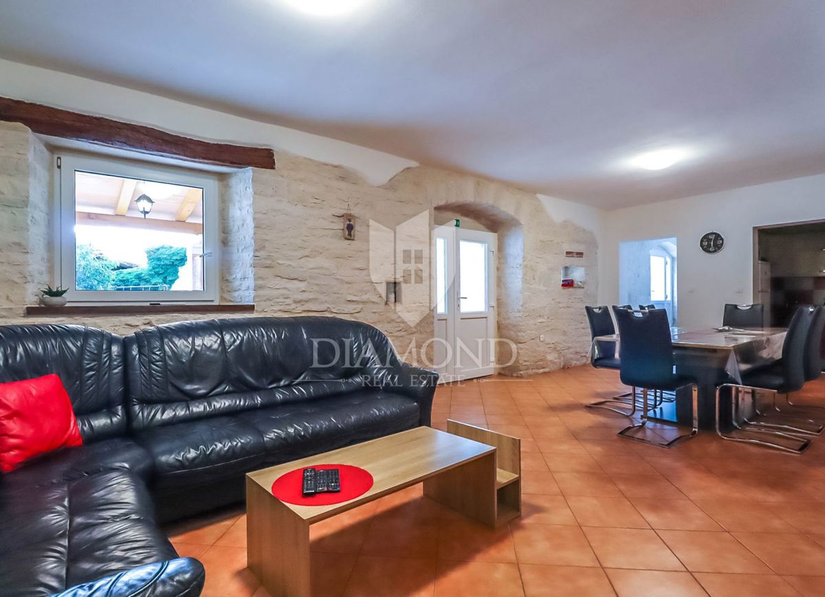 Žminj, casa in pietra con piscina e ampio giardino