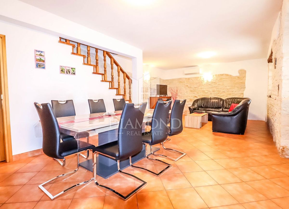 Žminj, casa in pietra con piscina e ampio giardino