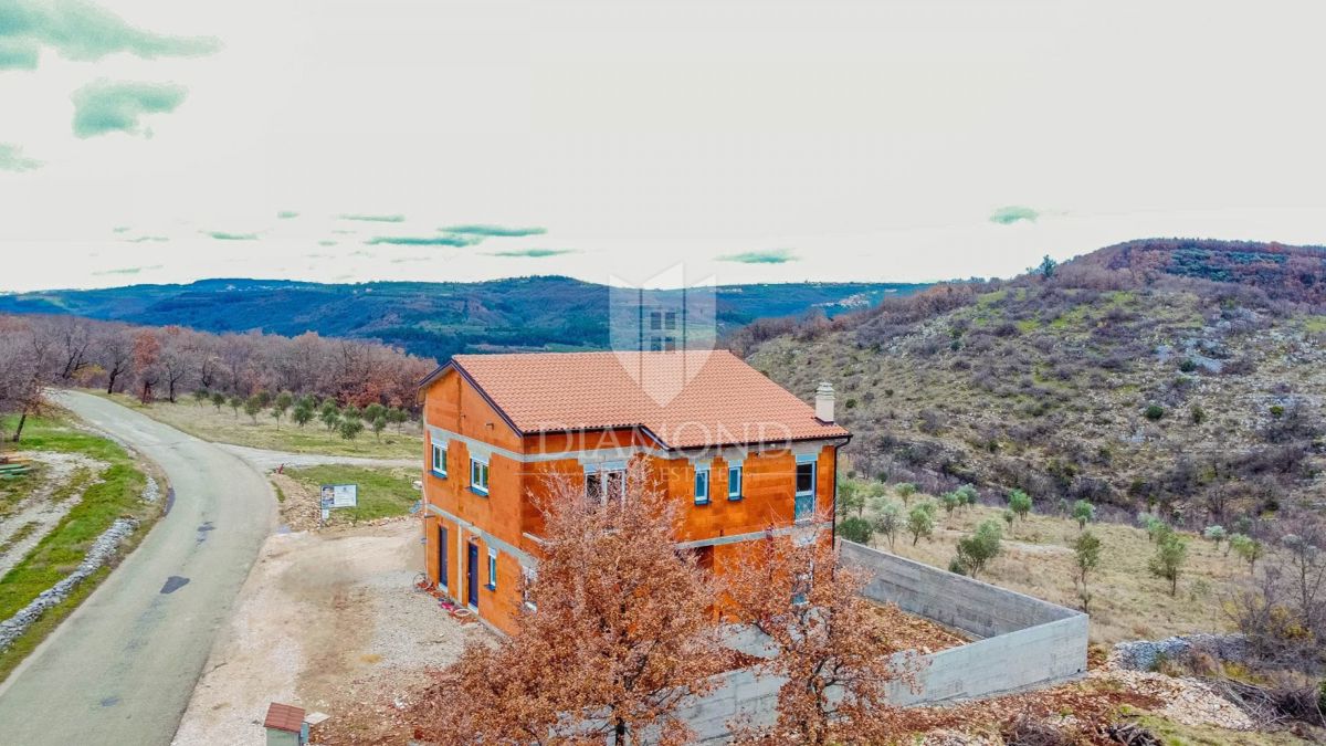 Momiano, dintorni! Una bella casa con piscina in costruzione!