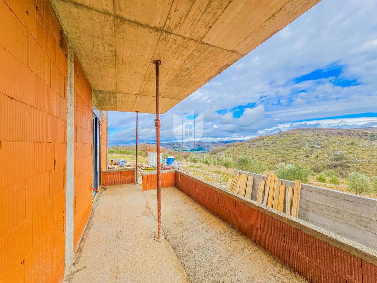 Momiano, dintorni! Una bella casa con piscina in costruzione!