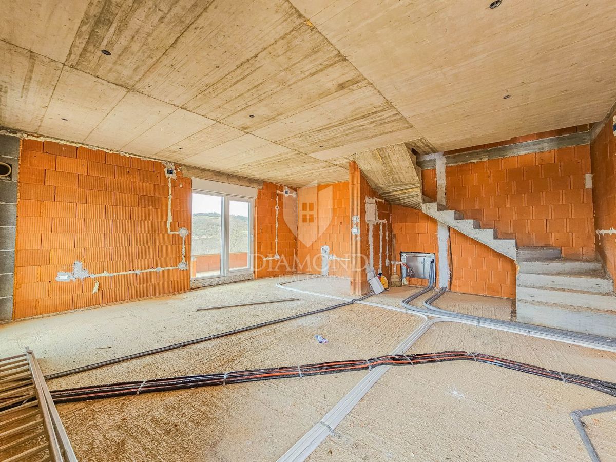 Momiano, dintorni! Una bella casa con piscina in costruzione!